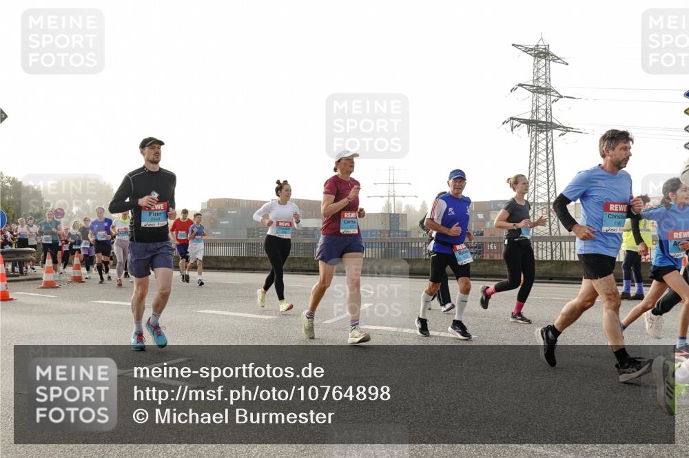 03.10.2026 - Köhlbrandbrückenlauf Michael Burmester http://msf.ph/oto/10764898 03.10.2026 09:18:41 Position 3 2949, 1217, 1187 meine-sportfotos.de