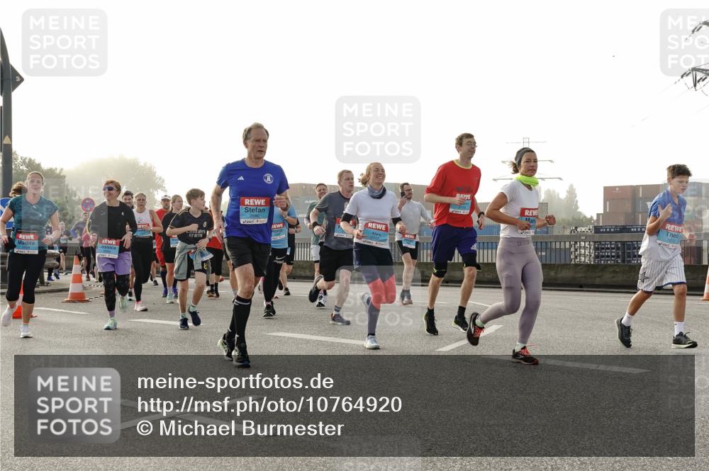 03.10.2026 - Köhlbrandbrückenlauf Michael Burmester http://msf.ph/oto/10764920 03.10.2026 09:18:44 Position 3 2680, 3717, 2666 meine-sportfotos.de