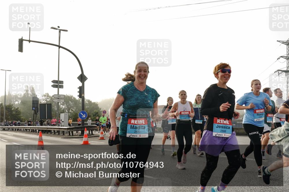 03.10.2026 - Köhlbrandbrückenlauf Michael Burmester http://msf.ph/oto/10764943 03.10.2026 09:18:47 Position 3 2654, 2327, 2666 meine-sportfotos.de