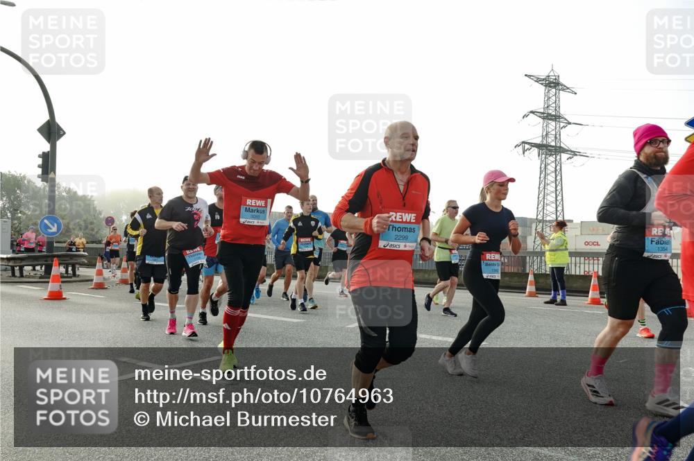 03.10.2026 - Köhlbrandbrückenlauf Michael Burmester http://msf.ph/oto/10764963 03.10.2026 09:18:50 Position 3 3093, 2299, 1960, 1354 meine-sportfotos.de