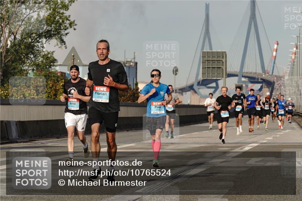 03.10.2026 - Köhlbrandbrückenlauf Michael Burmester http://msf.ph/oto/10765524 03.10.2026 09:43:49 Position 3 1412, 2197, 1714 meine-sportfotos.de