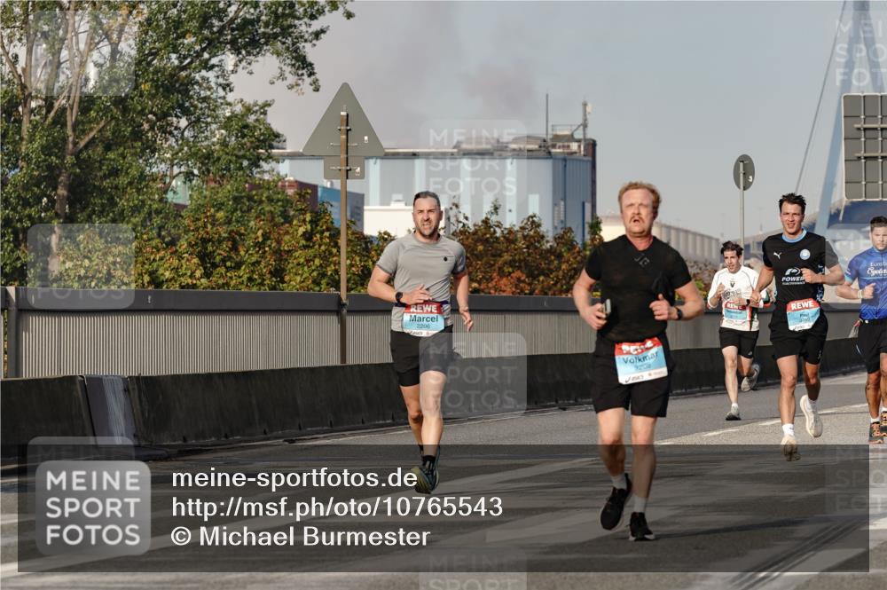 03.10.2026 - Köhlbrandbrückenlauf Michael Burmester http://msf.ph/oto/10765543 03.10.2026 09:43:55 Position 3 2206, 2208, 3177 meine-sportfotos.de