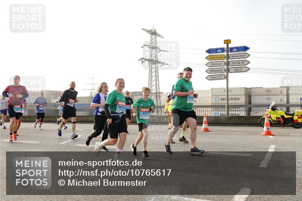03.10.2026 - Köhlbrandbrückenlauf Michael Burmester http://msf.ph/oto/10765617 03.10.2026 09:20:18 Position 3 1763, 1765, 1764, 3 meine-sportfotos.de