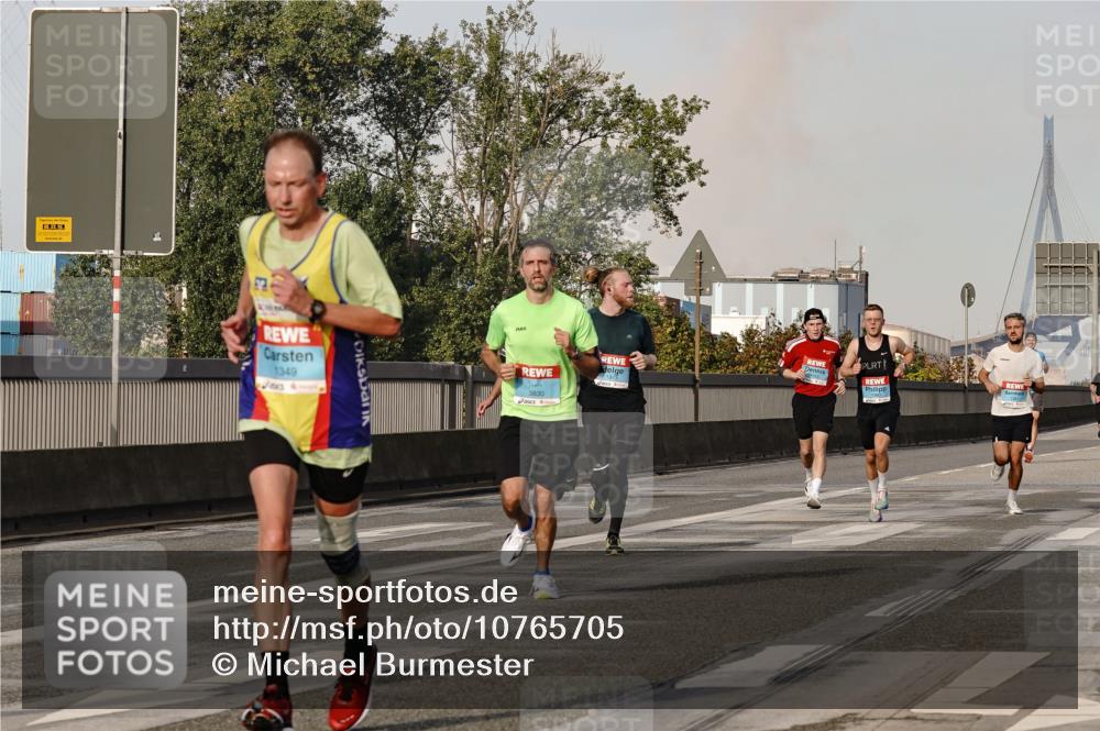 03.10.2026 - Köhlbrandbrückenlauf Michael Burmester http://msf.ph/oto/10765705 03.10.2026 09:44:35 Position 3 1349, 3830, 1973 meine-sportfotos.de