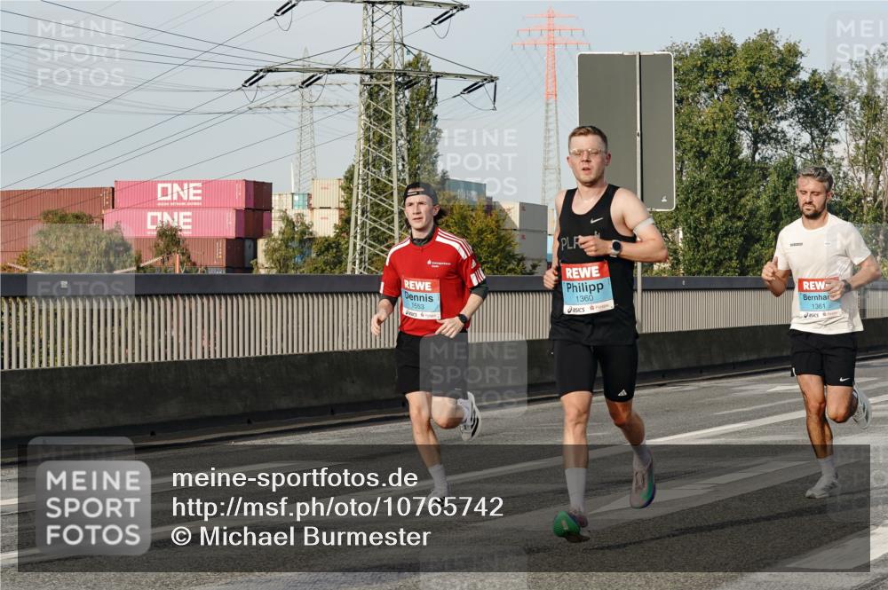 03.10.2026 - Köhlbrandbrückenlauf Michael Burmester http://msf.ph/oto/10765742 03.10.2026 09:44:42 Position 3 1553, 1360, 1361 meine-sportfotos.de