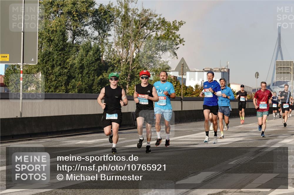 03.10.2026 - Köhlbrandbrückenlauf Michael Burmester http://msf.ph/oto/10765921 03.10.2026 09:45:22 Position 3 1115, 1114, 3714 meine-sportfotos.de