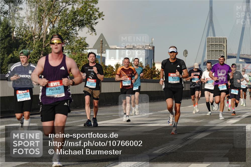 03.10.2026 - Köhlbrandbrückenlauf Michael Burmester http://msf.ph/oto/10766002 03.10.2026 09:45:37 Position 3 3699, 2216, 1204, 1421 meine-sportfotos.de