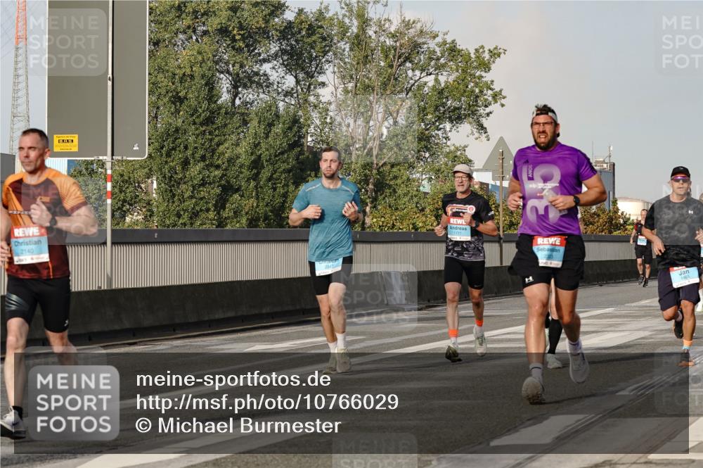 03.10.2026 - Köhlbrandbrückenlauf Michael Burmester http://msf.ph/oto/10766029 03.10.2026 09:45:43 Position 3 2140, 2347, 1777 meine-sportfotos.de