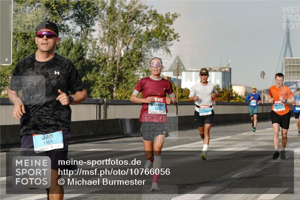 03.10.2026 - Köhlbrandbrückenlauf Michael Burmester http://msf.ph/oto/10766056 03.10.2026 09:45:48 Position 3 1465, 42, 195, 2210, 1228 meine-sportfotos.de
