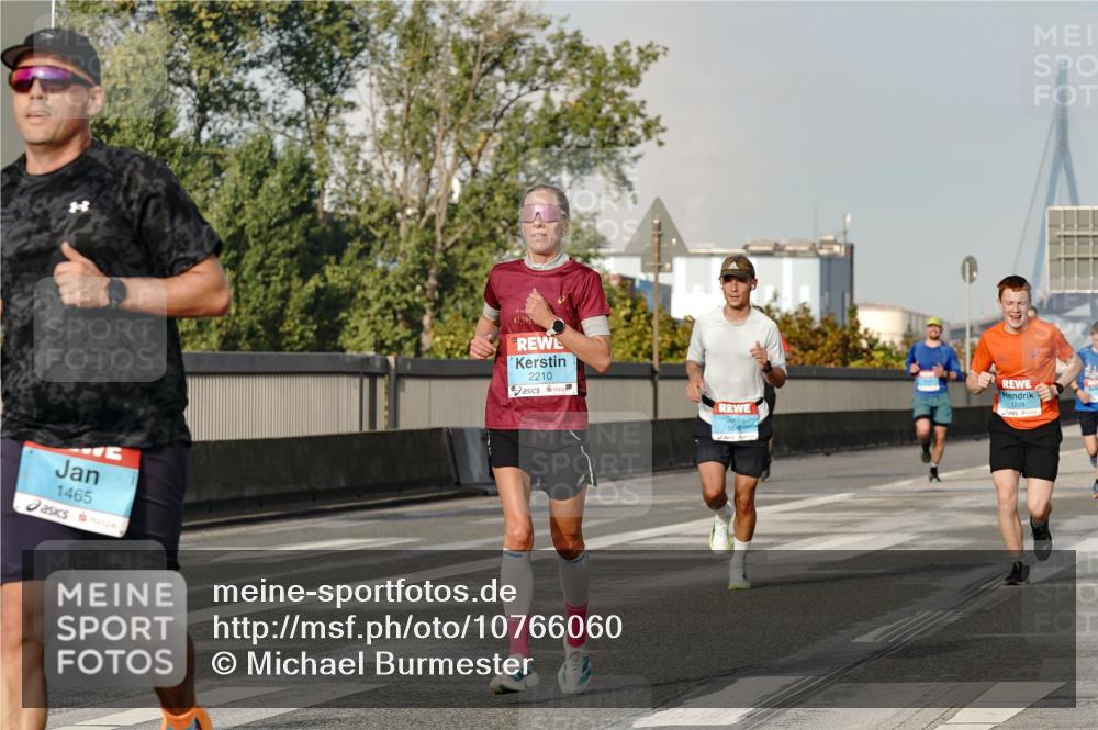 03.10.2026 - Köhlbrandbrückenlauf Michael Burmester http://msf.ph/oto/10766060 03.10.2026 09:45:48 Position 3 1465, 42, 195, 2210, 1228 meine-sportfotos.de