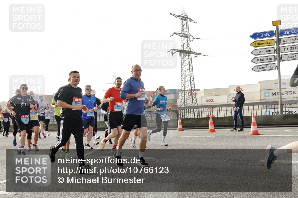 03.10.2026 - Köhlbrandbrückenlauf Michael Burmester http://msf.ph/oto/10766123 03.10.2026 09:21:19 Position 3 1411, 2727, 3 meine-sportfotos.de