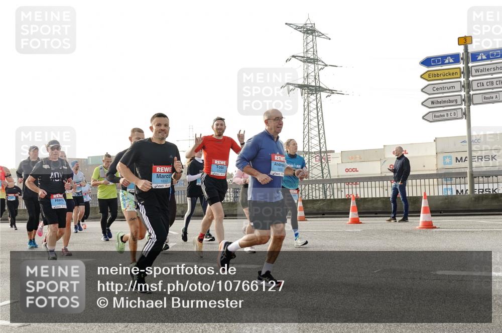 03.10.2026 - Köhlbrandbrückenlauf Michael Burmester http://msf.ph/oto/10766127 03.10.2026 09:21:19 Position 3 1411, 1653, 1650 meine-sportfotos.de