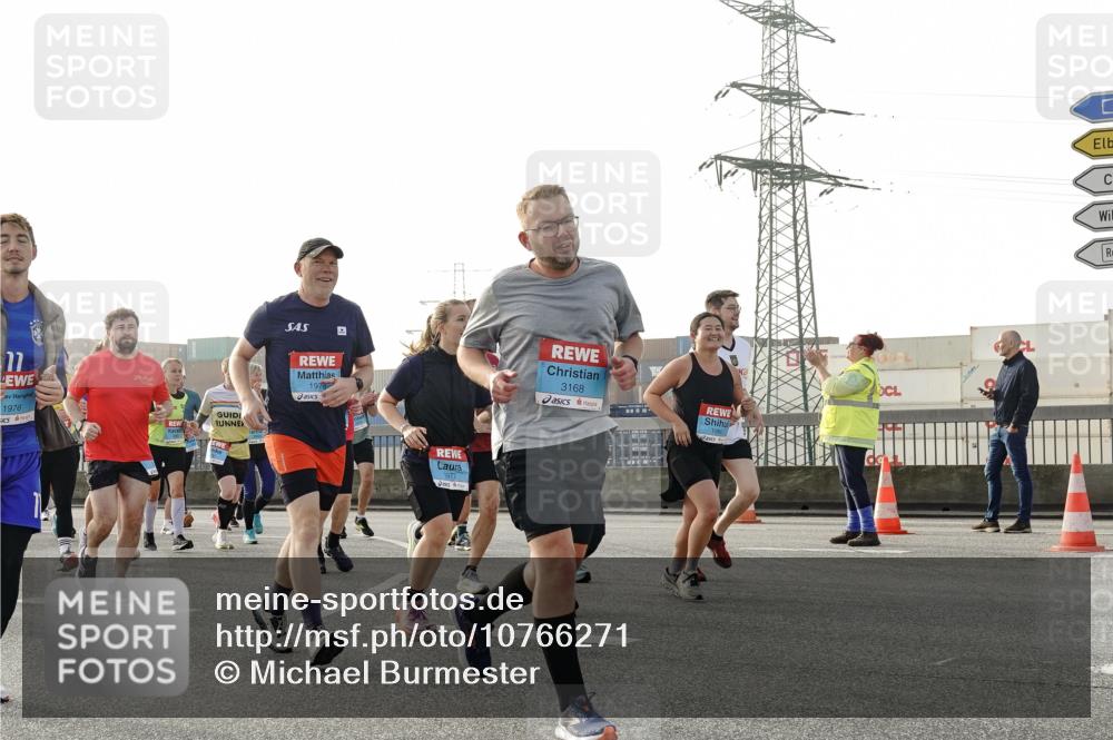 03.10.2026 - Köhlbrandbrückenlauf Michael Burmester http://msf.ph/oto/10766271 03.10.2026 09:21:39 Position 3 17, 1976, 4, 1978, 1877, 3168, 1980 meine-sportfotos.de