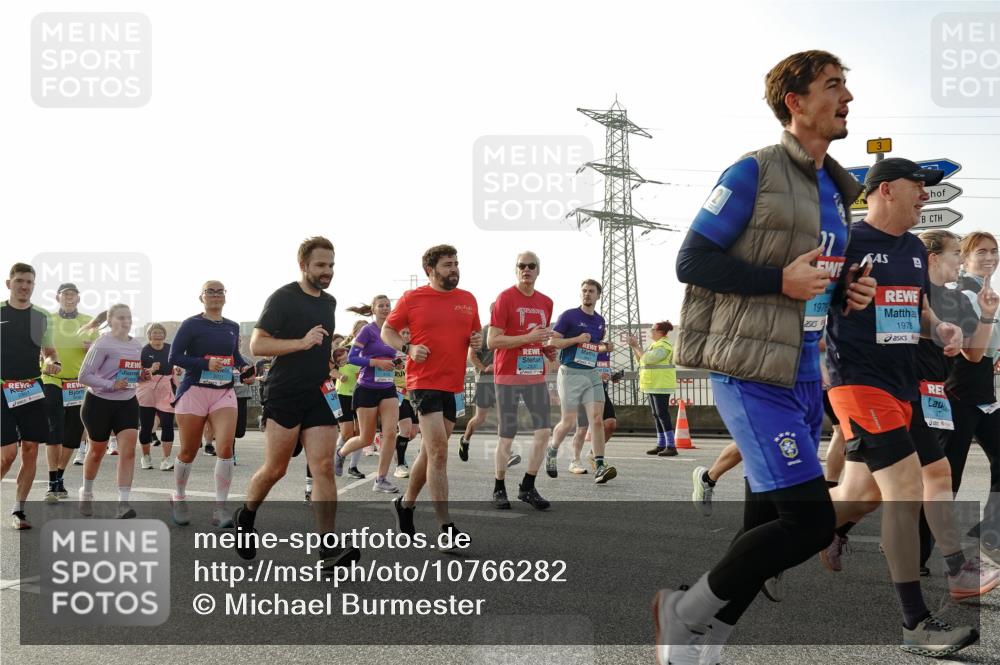 03.10.2026 - Köhlbrandbrückenlauf Michael Burmester http://msf.ph/oto/10766282 03.10.2026 09:21:41 Position 3 1976, 1978 meine-sportfotos.de
