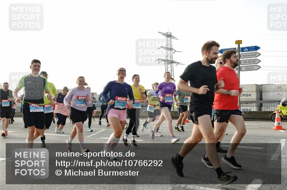 03.10.2026 - Köhlbrandbrückenlauf Michael Burmester http://msf.ph/oto/10766292 03.10.2026 09:21:42 Position 3 2801, 3031, 1 meine-sportfotos.de
