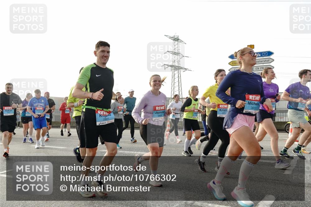03.10.2026 - Köhlbrandbrückenlauf Michael Burmester http://msf.ph/oto/10766302 03.10.2026 09:21:42 Position 3 3031, 2870, 2801, 2906, 53 meine-sportfotos.de