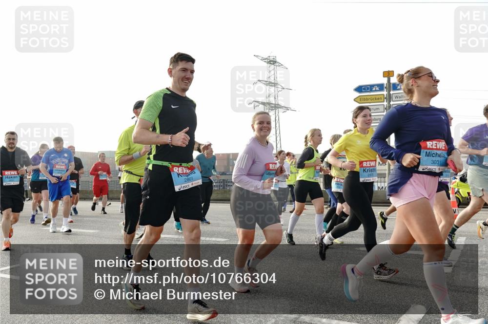 03.10.2026 - Köhlbrandbrückenlauf Michael Burmester http://msf.ph/oto/10766304 03.10.2026 09:21:43 Position 3 2801, 2870, 3161, 3031 meine-sportfotos.de