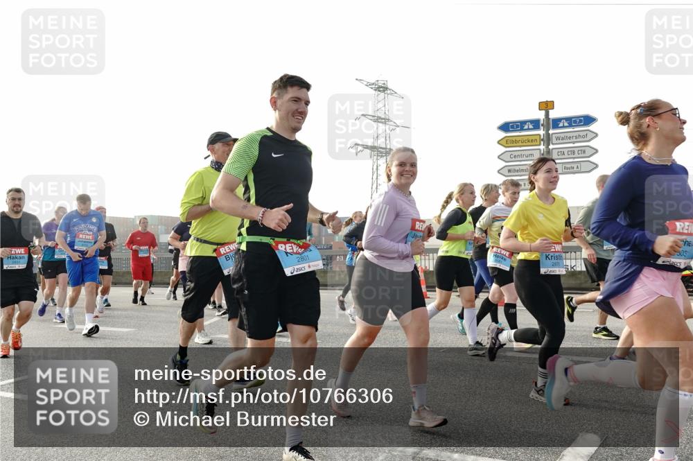 03.10.2026 - Köhlbrandbrückenlauf Michael Burmester http://msf.ph/oto/10766306 03.10.2026 09:21:43 Position 3 2801, 3161, 2870 meine-sportfotos.de