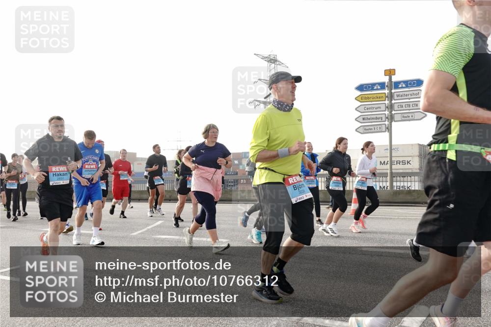 03.10.2026 - Köhlbrandbrückenlauf Michael Burmester http://msf.ph/oto/10766312 03.10.2026 09:21:43 Position 3 2831, 3172, 3038, 3 meine-sportfotos.de