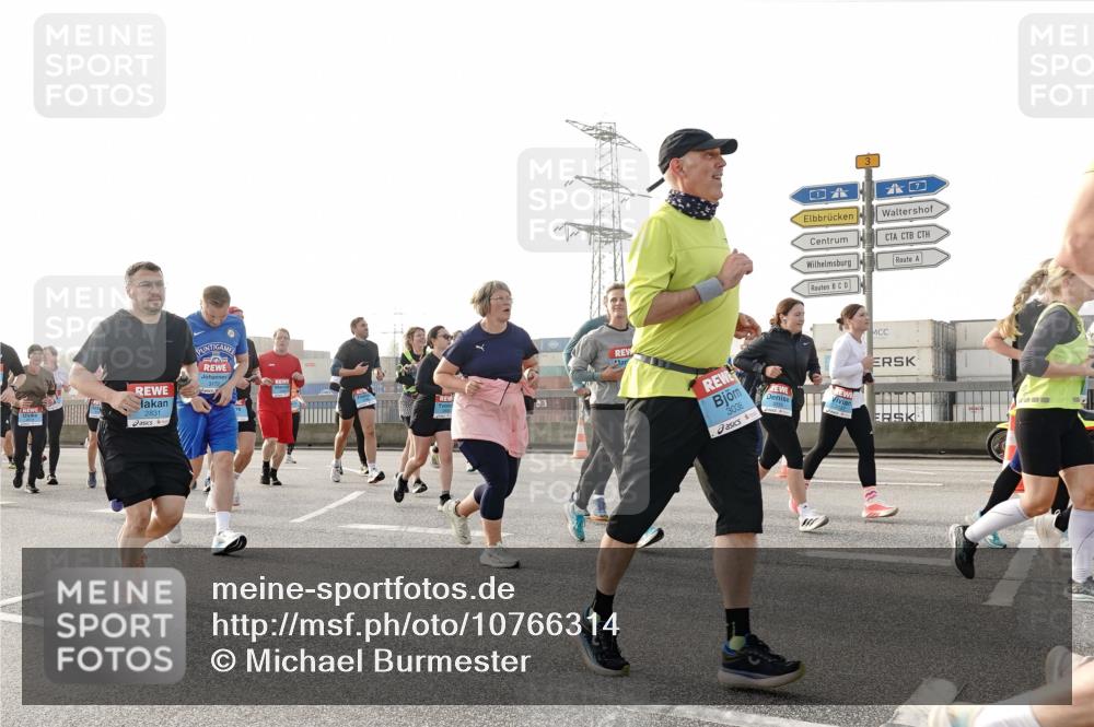 03.10.2026 - Köhlbrandbrückenlauf Michael Burmester http://msf.ph/oto/10766314 03.10.2026 09:21:43 Position 3 2831, 3038, 3 meine-sportfotos.de