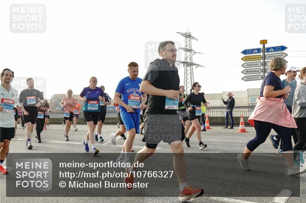 03.10.2026 - Köhlbrandbrückenlauf Michael Burmester http://msf.ph/oto/10766327 03.10.2026 09:21:44 Position 3 3379, 3172, 2831 meine-sportfotos.de