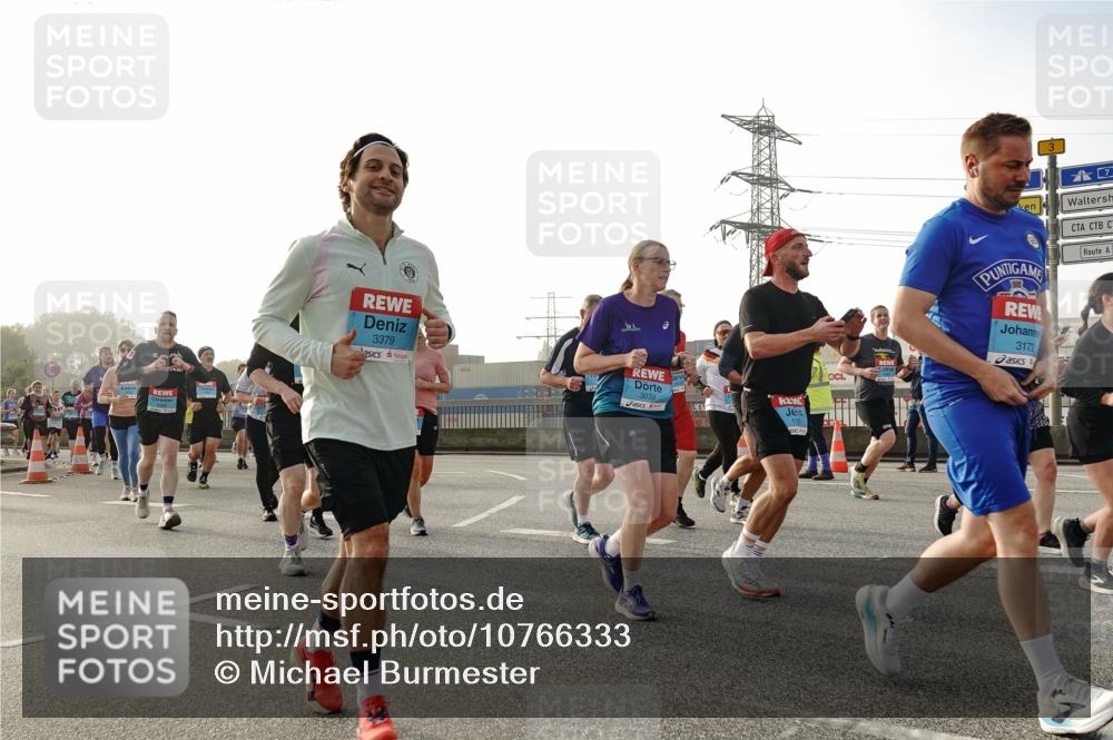 03.10.2026 - Köhlbrandbrückenlauf Michael Burmester http://msf.ph/oto/10766333 03.10.2026 09:21:45 Position 3 3379, 3039, 3172 meine-sportfotos.de