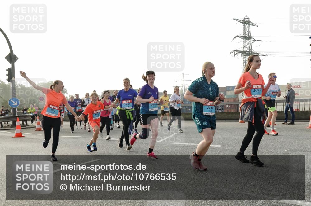 03.10.2026 - Köhlbrandbrückenlauf Michael Burmester http://msf.ph/oto/10766535 03.10.2026 09:22:09 Position 3 1375, 1374, 1586, 1598 meine-sportfotos.de