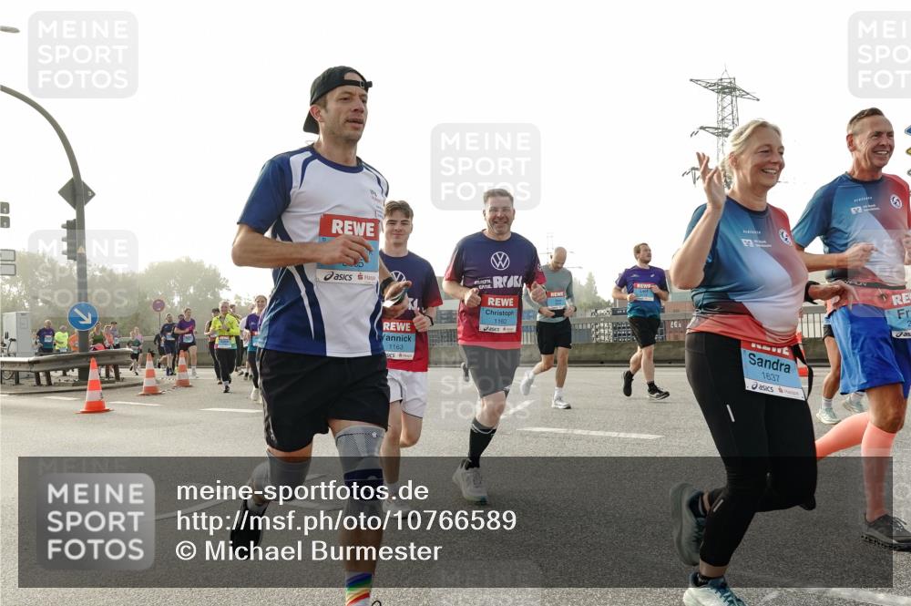 03.10.2026 - Köhlbrandbrückenlauf Michael Burmester http://msf.ph/oto/10766589 03.10.2026 09:22:15 Position 3 1163, 1162, 1637 meine-sportfotos.de