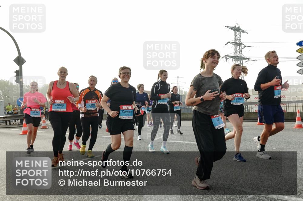 03.10.2026 - Köhlbrandbrückenlauf Michael Burmester http://msf.ph/oto/10766754 03.10.2026 09:22:34 Position 3 1602, 1348, 1386 meine-sportfotos.de