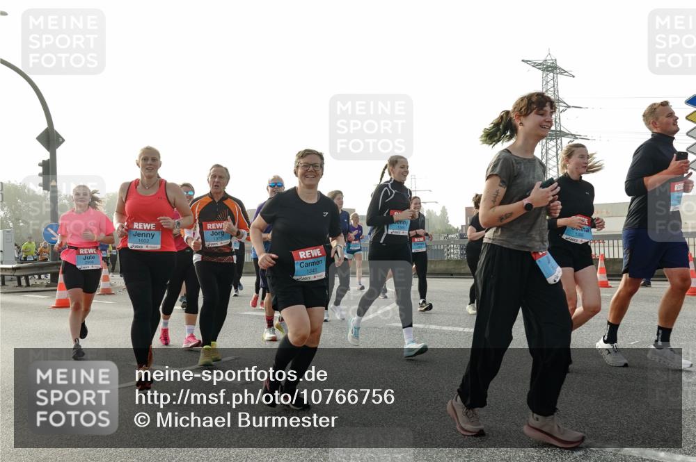 03.10.2026 - Köhlbrandbrückenlauf Michael Burmester http://msf.ph/oto/10766756 03.10.2026 09:22:34 Position 3 1602, 1348, 1386 meine-sportfotos.de