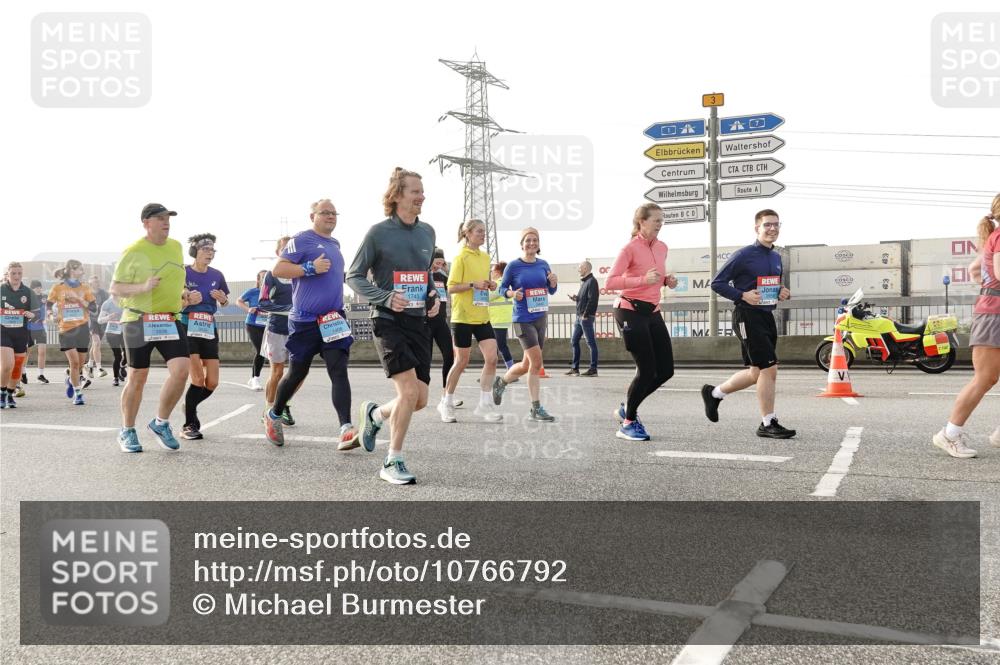 03.10.2026 - Köhlbrandbrückenlauf Michael Burmester http://msf.ph/oto/10766792 03.10.2026 09:22:44 Position 3 1408, 1406, 1743, 3 meine-sportfotos.de