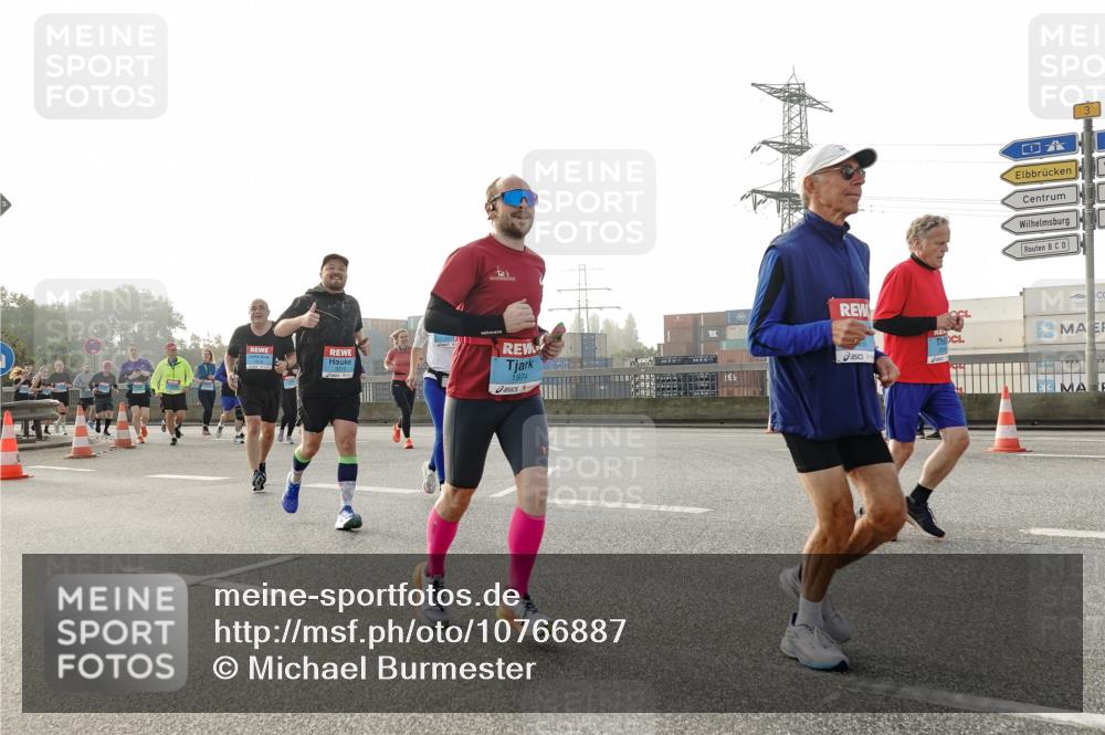 03.10.2026 - Köhlbrandbrückenlauf Michael Burmester http://msf.ph/oto/10766887 03.10.2026 09:22:56 Position 3 1974, 3 meine-sportfotos.de