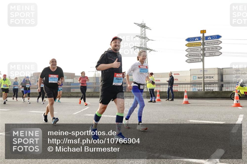 03.10.2026 - Köhlbrandbrückenlauf Michael Burmester http://msf.ph/oto/10766904 03.10.2026 09:22:58 Position 3 1017, 3215, 1016, 3 meine-sportfotos.de