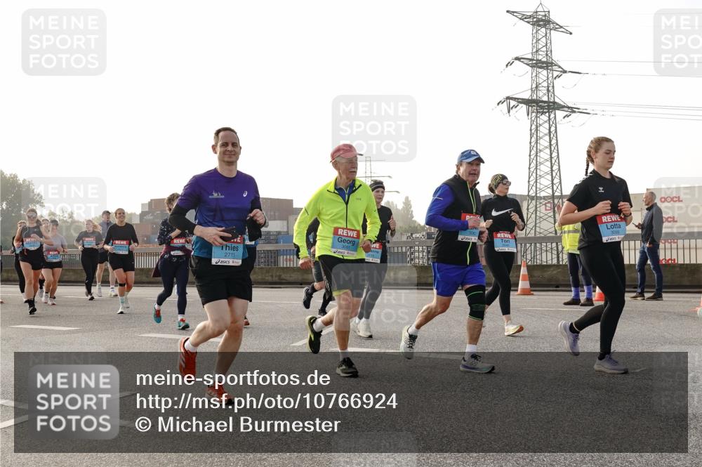 03.10.2026 - Köhlbrandbrückenlauf Michael Burmester http://msf.ph/oto/10766924 03.10.2026 09:23:02 Position 3 3099, 3116, 2711 meine-sportfotos.de