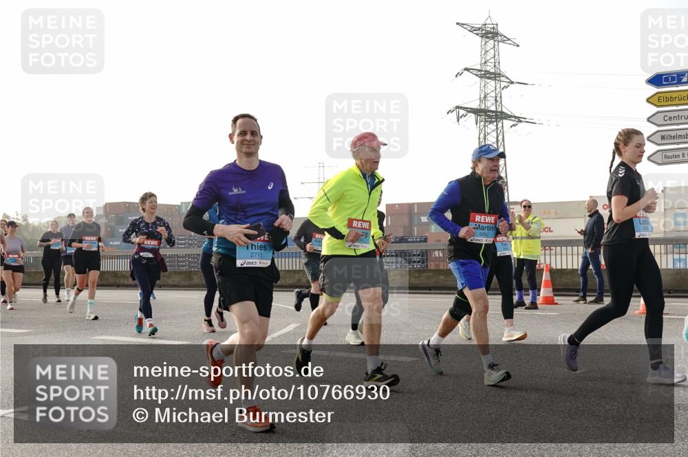 03.10.2026 - Köhlbrandbrückenlauf Michael Burmester http://msf.ph/oto/10766930 03.10.2026 09:23:02 Position 3 2711, 3099, 3062 meine-sportfotos.de