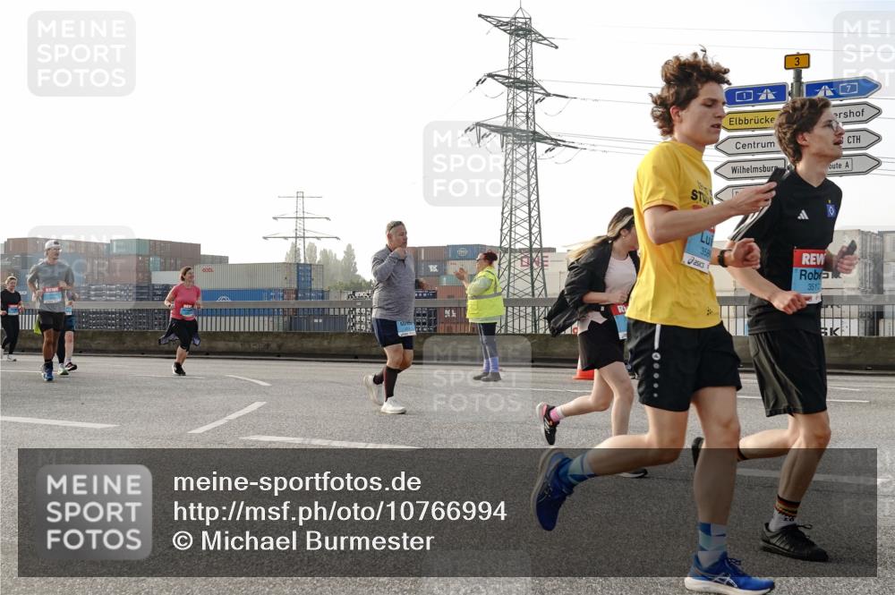 03.10.2026 - Köhlbrandbrückenlauf Michael Burmester http://msf.ph/oto/10766994 03.10.2026 09:23:14 Position 3 3, 7, 358, 3517 meine-sportfotos.de