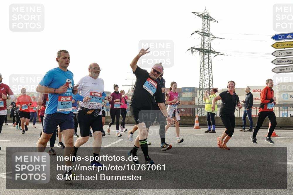 03.10.2026 - Köhlbrandbrückenlauf Michael Burmester http://msf.ph/oto/10767061 03.10.2026 09:23:23 Position 3 3350, 2823, 2938 meine-sportfotos.de