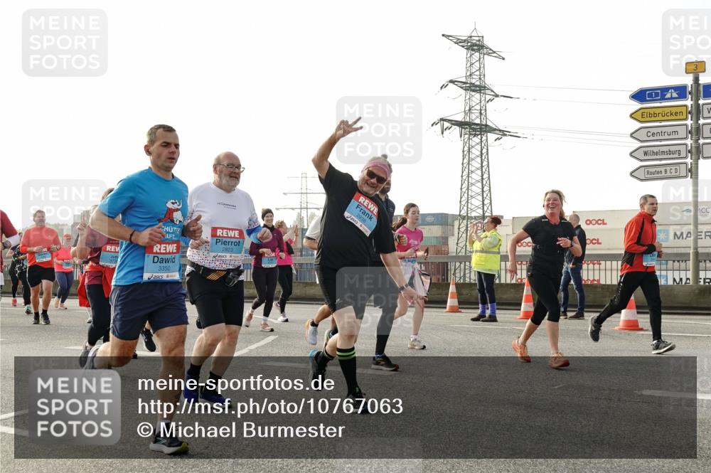 03.10.2026 - Köhlbrandbrückenlauf Michael Burmester http://msf.ph/oto/10767063 03.10.2026 09:23:23 Position 3 3350, 2823, 2938, 88000 meine-sportfotos.de