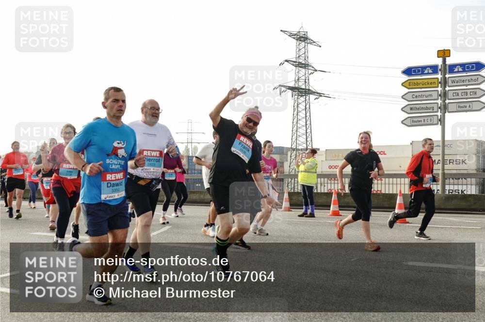 03.10.2026 - Köhlbrandbrückenlauf Michael Burmester http://msf.ph/oto/10767064 03.10.2026 09:23:23 Position 3 3350, 2823, 2938 meine-sportfotos.de