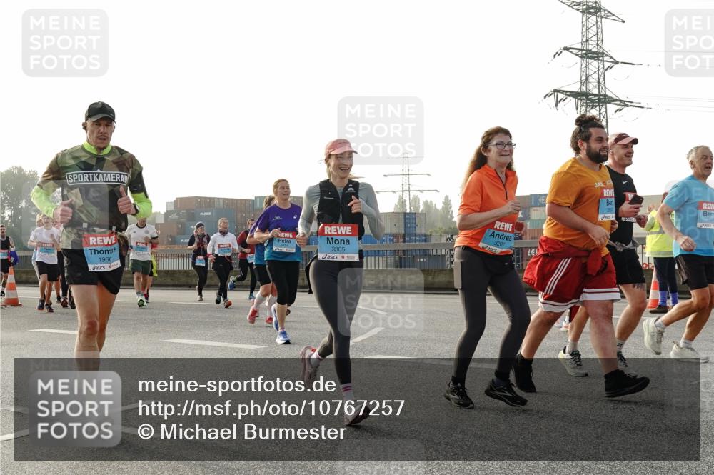 03.10.2026 - Köhlbrandbrückenlauf Michael Burmester http://msf.ph/oto/10767257 03.10.2026 09:23:50 Position 3 1966, 0, 3305, 3207, 23 meine-sportfotos.de