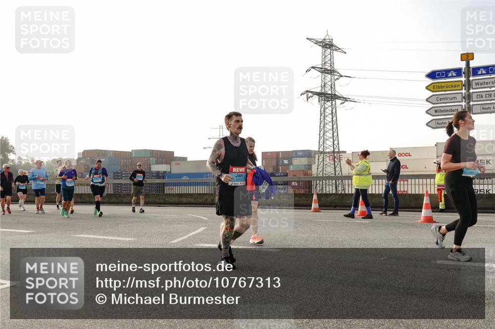 03.10.2026 - Köhlbrandbrückenlauf Michael Burmester http://msf.ph/oto/10767313 03.10.2026 09:23:58 Position 3 3413, 3, 3417 meine-sportfotos.de