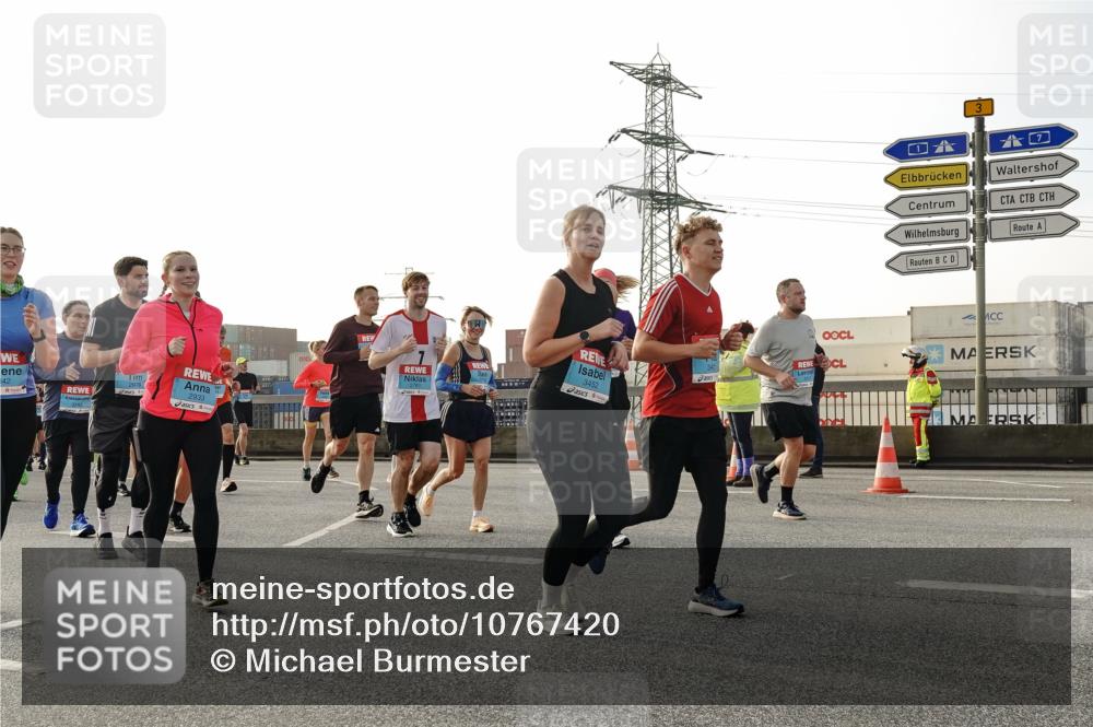 03.10.2026 - Köhlbrandbrückenlauf Michael Burmester http://msf.ph/oto/10767420 03.10.2026 09:24:19 Position 3 042, 2933, 3452, 3 meine-sportfotos.de