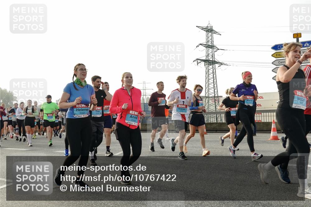 03.10.2026 - Köhlbrandbrückenlauf Michael Burmester http://msf.ph/oto/10767422 03.10.2026 09:24:19 Position 3 3042, 2933, 1, 3452, 3448 meine-sportfotos.de
