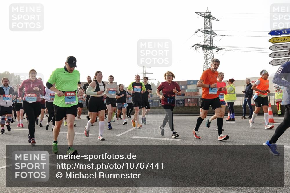 03.10.2026 - Köhlbrandbrückenlauf Michael Burmester http://msf.ph/oto/10767441 03.10.2026 09:24:22 Position 3 3423, 3669, 3181 meine-sportfotos.de