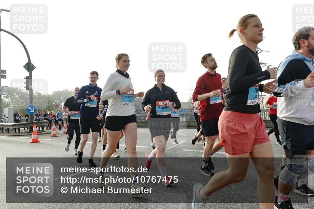 03.10.2026 - Köhlbrandbrückenlauf Michael Burmester http://msf.ph/oto/10767475 03.10.2026 09:24:26 Position 3 1822, 1819, 1820 meine-sportfotos.de