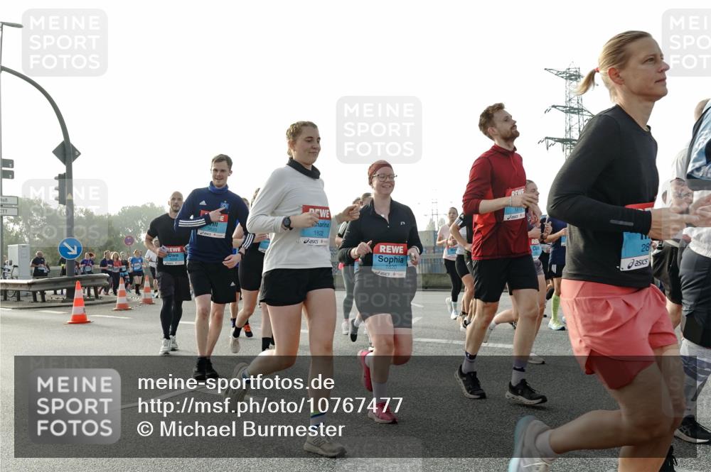 03.10.2026 - Köhlbrandbrückenlauf Michael Burmester http://msf.ph/oto/10767477 03.10.2026 09:24:26 Position 3 1822, 1820, 3620, 1819, 28 meine-sportfotos.de