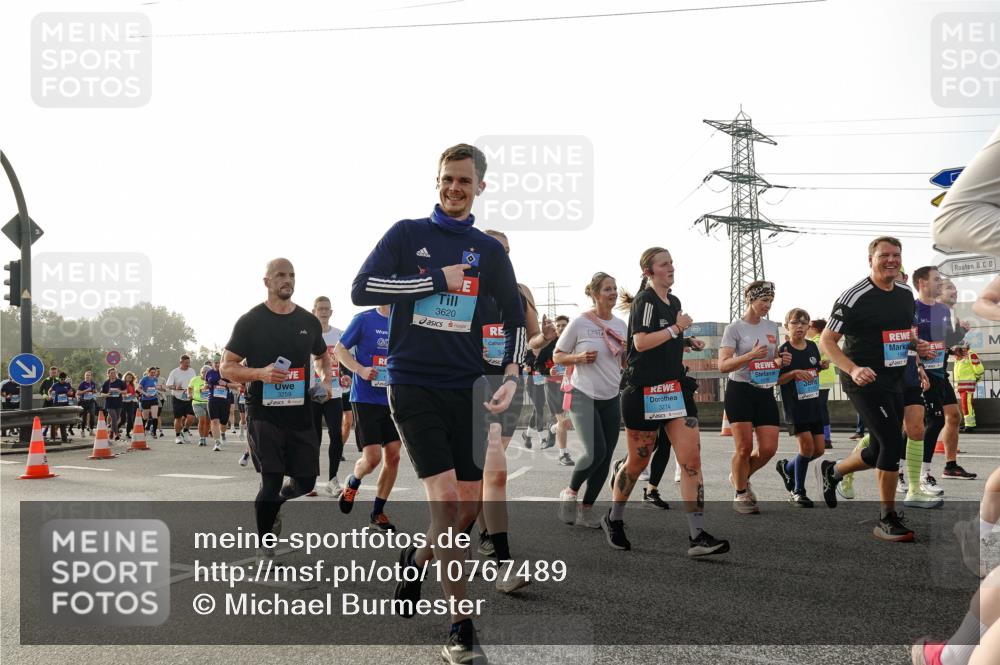 03.10.2026 - Köhlbrandbrückenlauf Michael Burmester http://msf.ph/oto/10767489 03.10.2026 09:24:27 Position 3 3259, 3620, 3274 meine-sportfotos.de