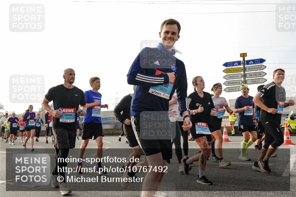 03.10.2026 - Köhlbrandbrückenlauf Michael Burmester http://msf.ph/oto/10767492 03.10.2026 09:24:27 Position 3 3259, 1012, 3620, 3274, 3 meine-sportfotos.de