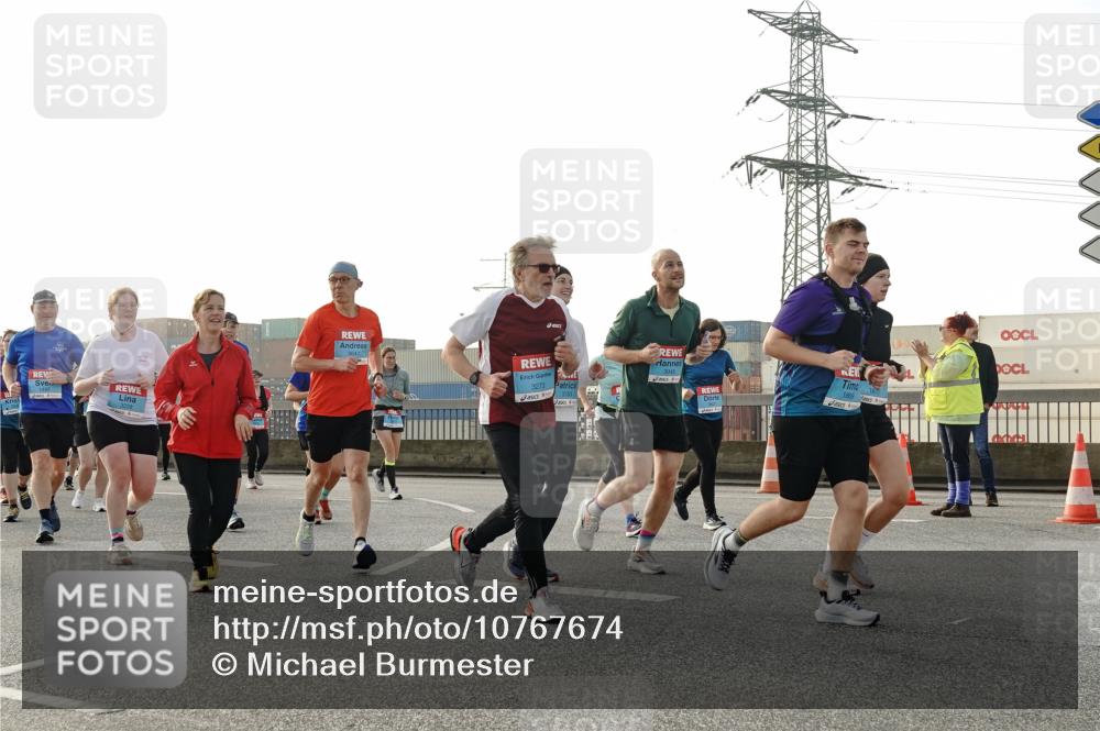 03.10.2026 - Köhlbrandbrückenlauf Michael Burmester http://msf.ph/oto/10767674 03.10.2026 09:24:58 Position 3 3273, 3133, 1869 meine-sportfotos.de