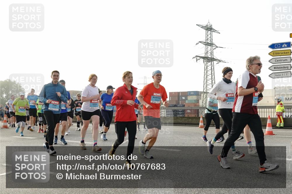 03.10.2026 - Köhlbrandbrückenlauf Michael Burmester http://msf.ph/oto/10767683 03.10.2026 09:24:59 Position 3 3228, 3219, 3647 meine-sportfotos.de